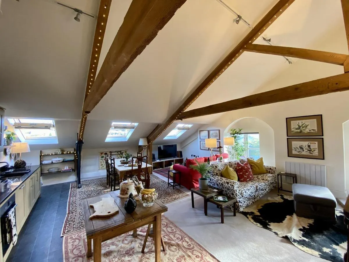 Luxury Spacious Penthouse Apartment Luddendenfoot
